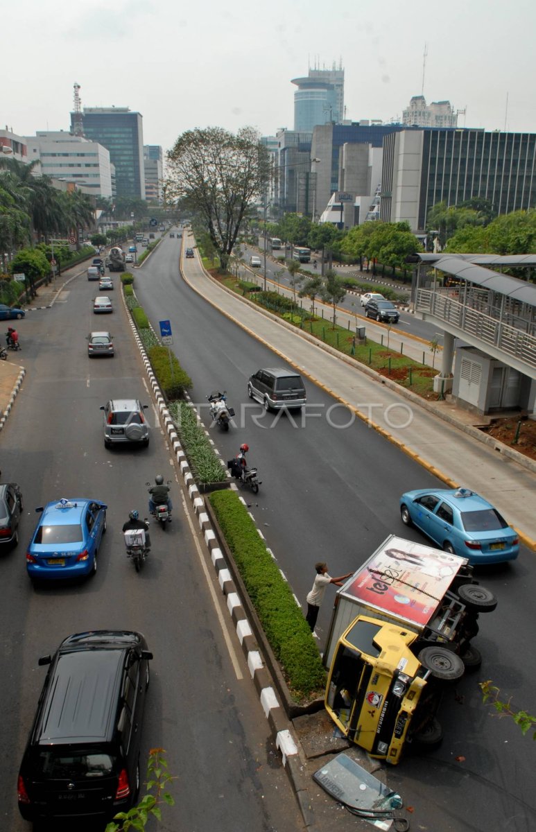 KECELAKAAN LALU LINTAS | ANTARA Foto