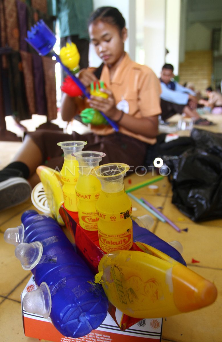 MEMBUAT KERAJINAN SAMPAH | ANTARA Foto