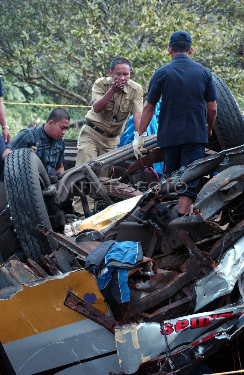 INVESTIGASI KECELAKAAN | ANTARA Foto