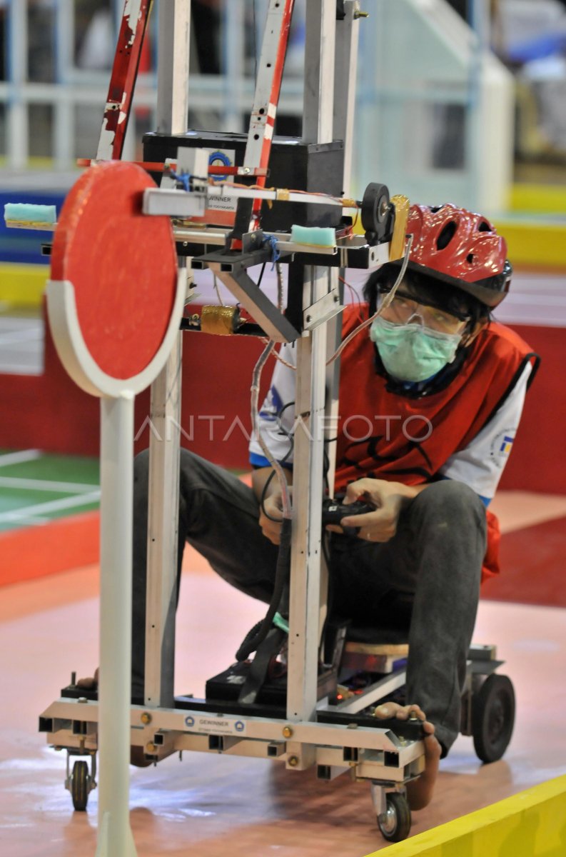 KONTES ROBOT INDONESIA ANTARA Foto