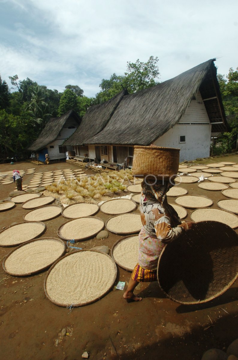 RUMAH ADAT KAMPUNG NAGA | ANTARA Foto