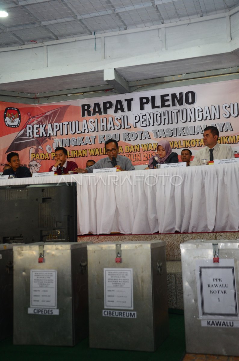 REKAPITULASI HASIL PERHITUNGAN SUARA | ANTARA Foto