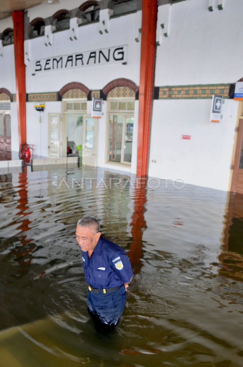 BANJIR STASIUN TAWANG | ANTARA Foto