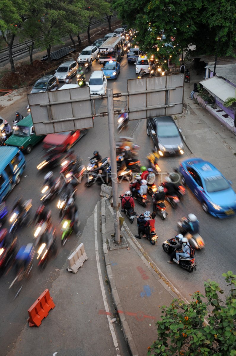 Pelanggar Lalu Lintas Antara Foto