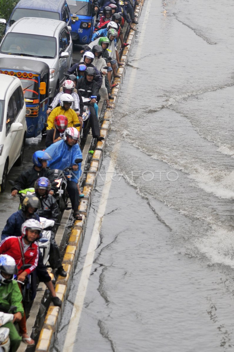 MACET AKIBAT BANJIR | ANTARA Foto