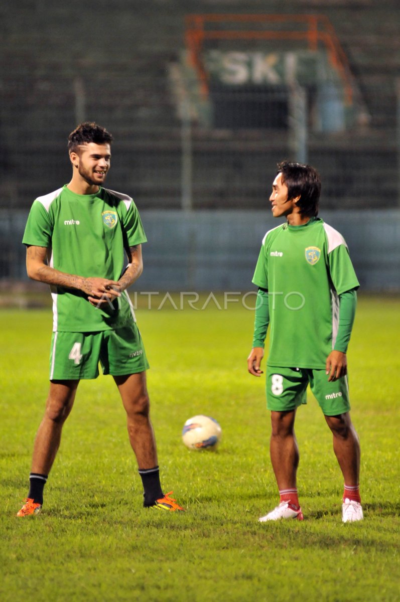 PEMAIN UNDANGAN PERSEBAYA | ANTARA Foto