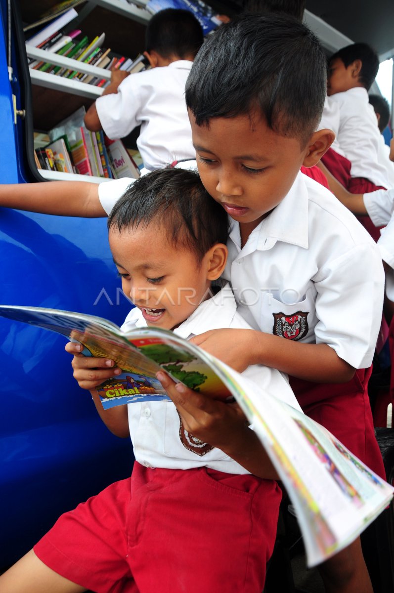 MOBIL PERPUSTAKAAN KELILING | ANTARA Foto