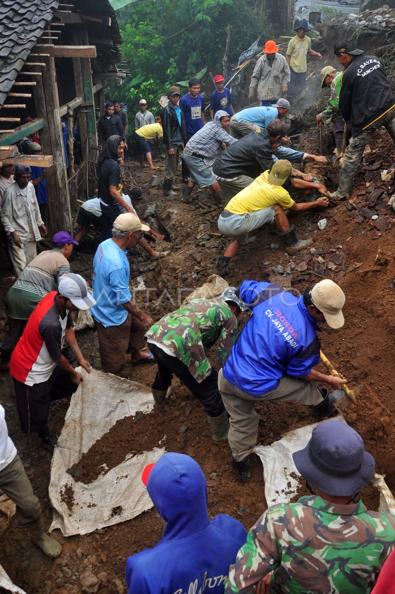 BENCANA TANAH LONGSOR | ANTARA Foto