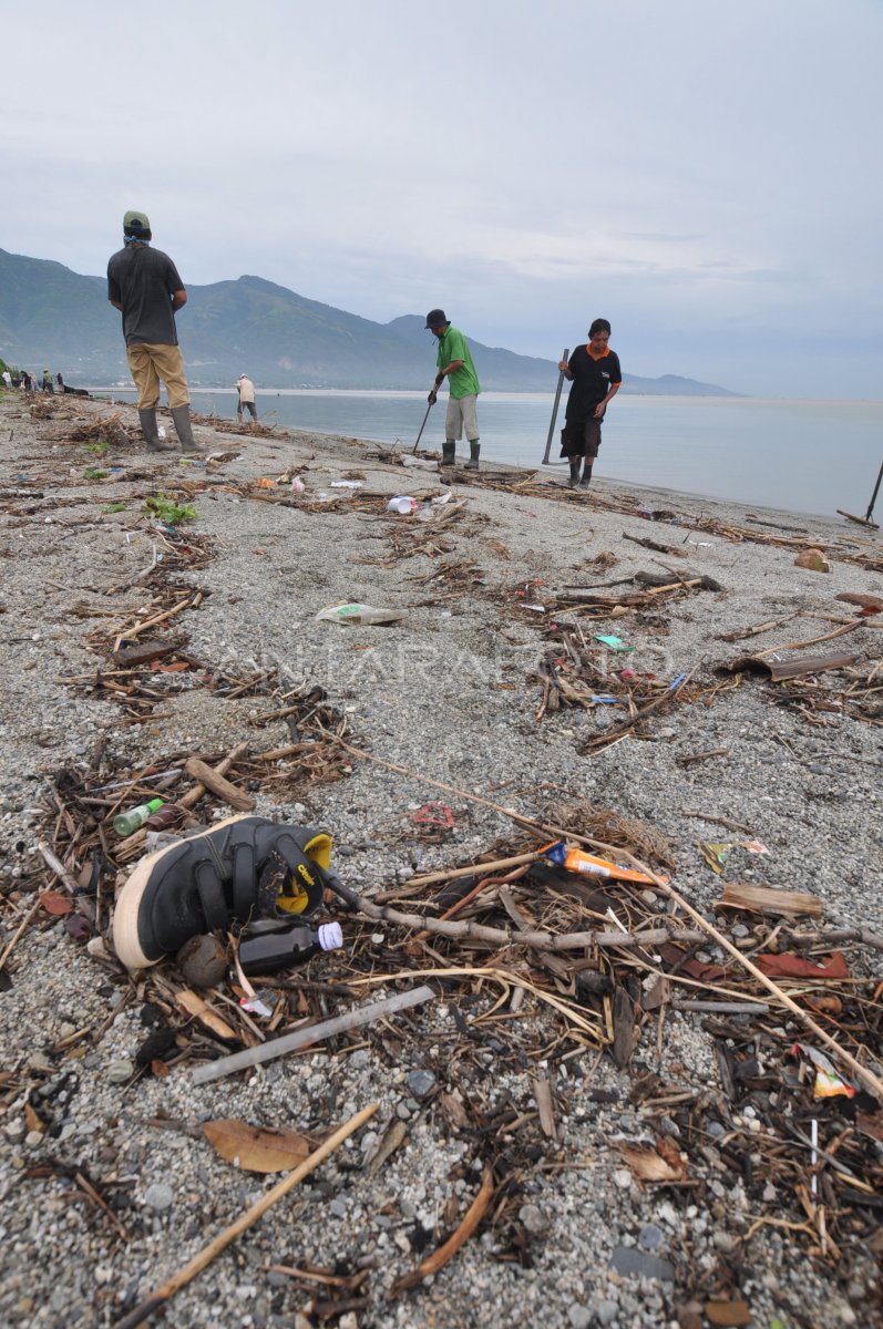 PEMBERSIHAN SAMPAH PANTAI TELUK PALU ANTARA Foto