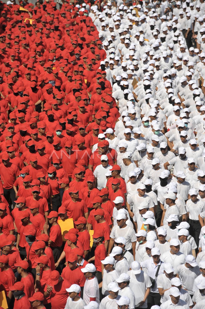 PENGIBARAN BENDERA DI PANTAI PANDAWA | ANTARA Foto