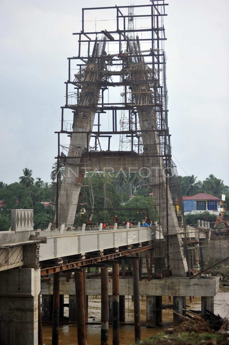 PEMBANGUNAN JEMBATAN SUNGAI DAREH | ANTARA Foto