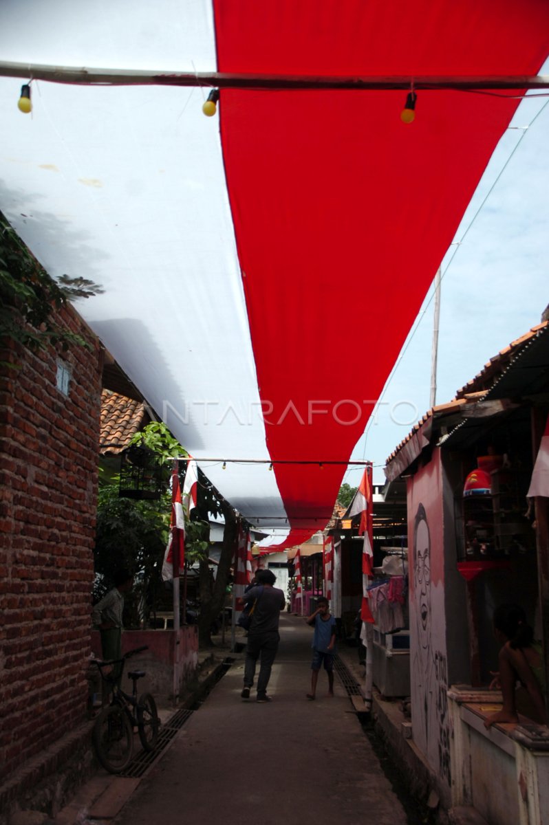 Bendera merah putih terpanjang di Tegal | ANTARA Foto