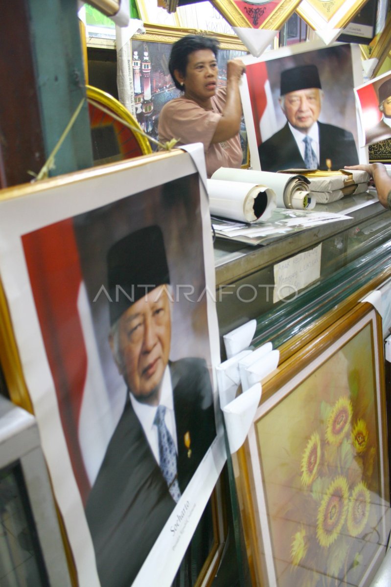 Poster Soeharto Antara Foto