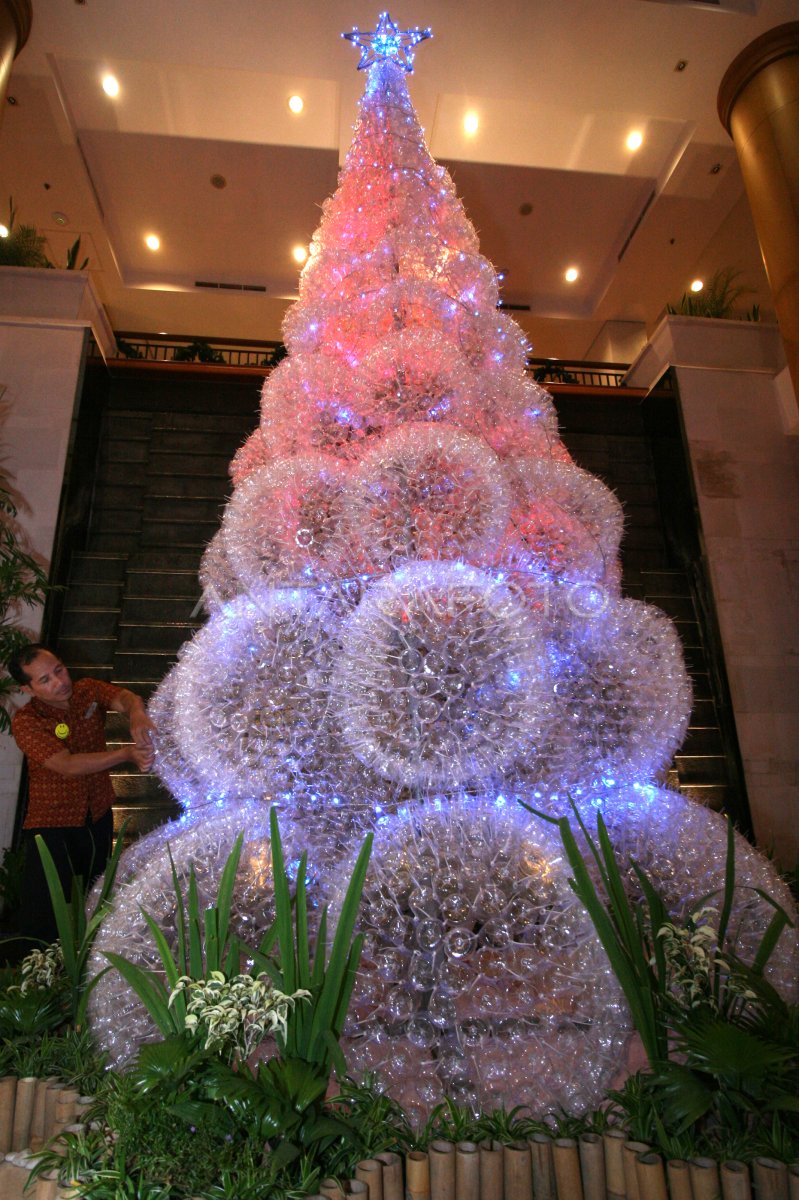 POHON NATAL DARI LIMBAH BOTOL | ANTARA Foto