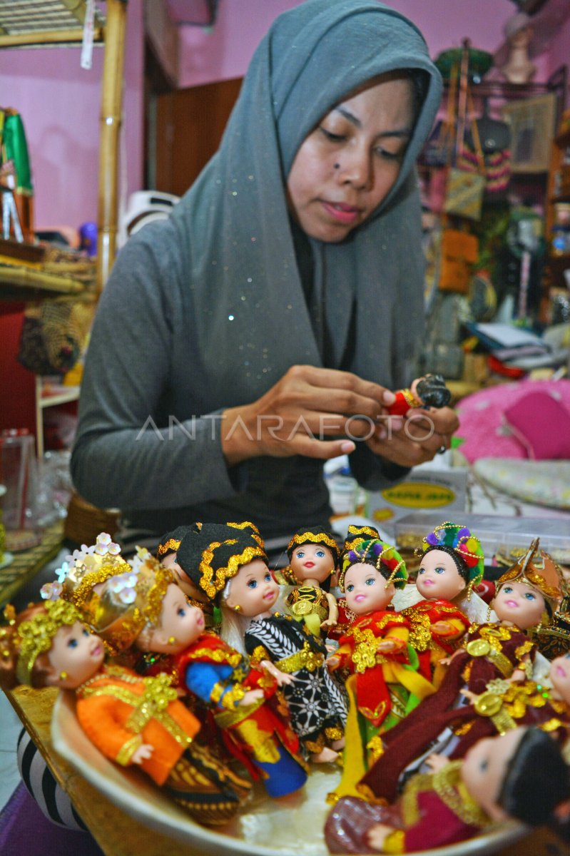 Kerajinan Miniatur Boneka Adat Nusantara Antara Foto