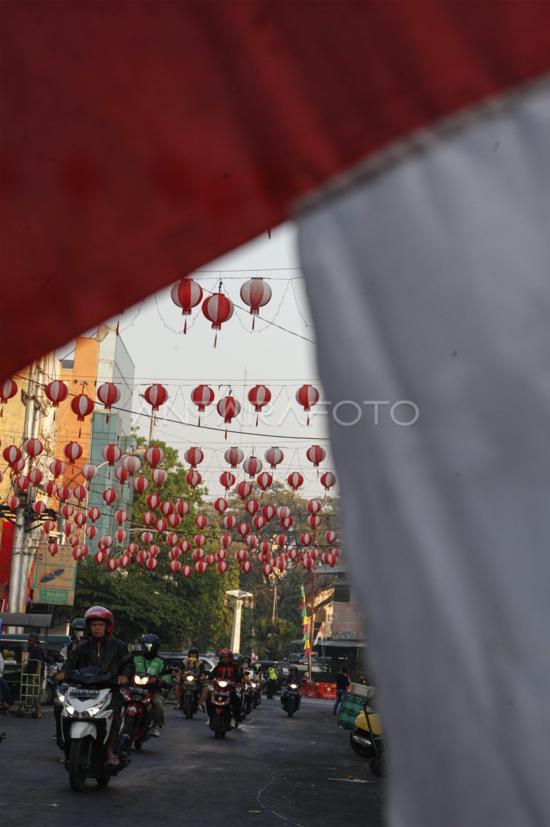 DEKORASI LAMPION MERAH PUTIH | ANTARA Foto