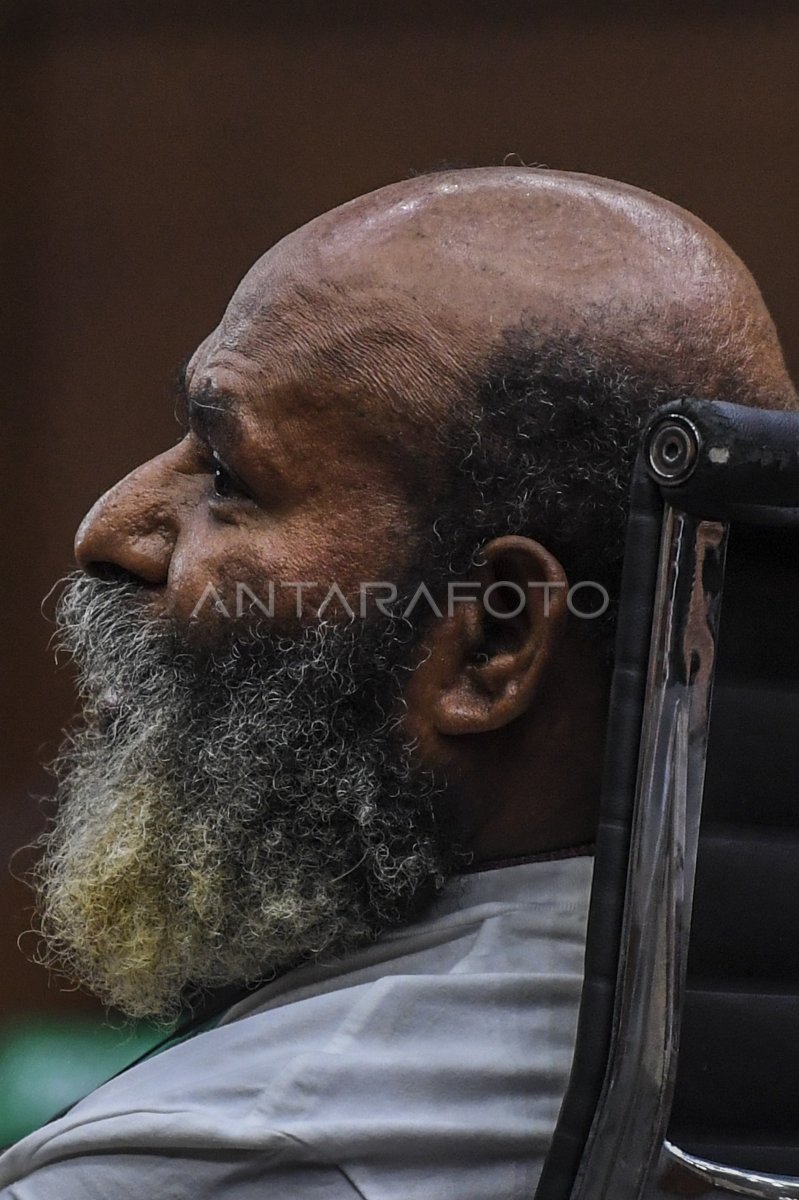 Sidang replik Lukas Enembe