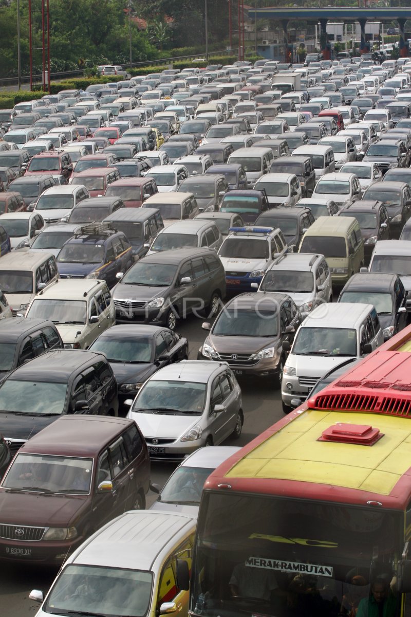 KEMACETAN JALAN TOL | ANTARA Foto