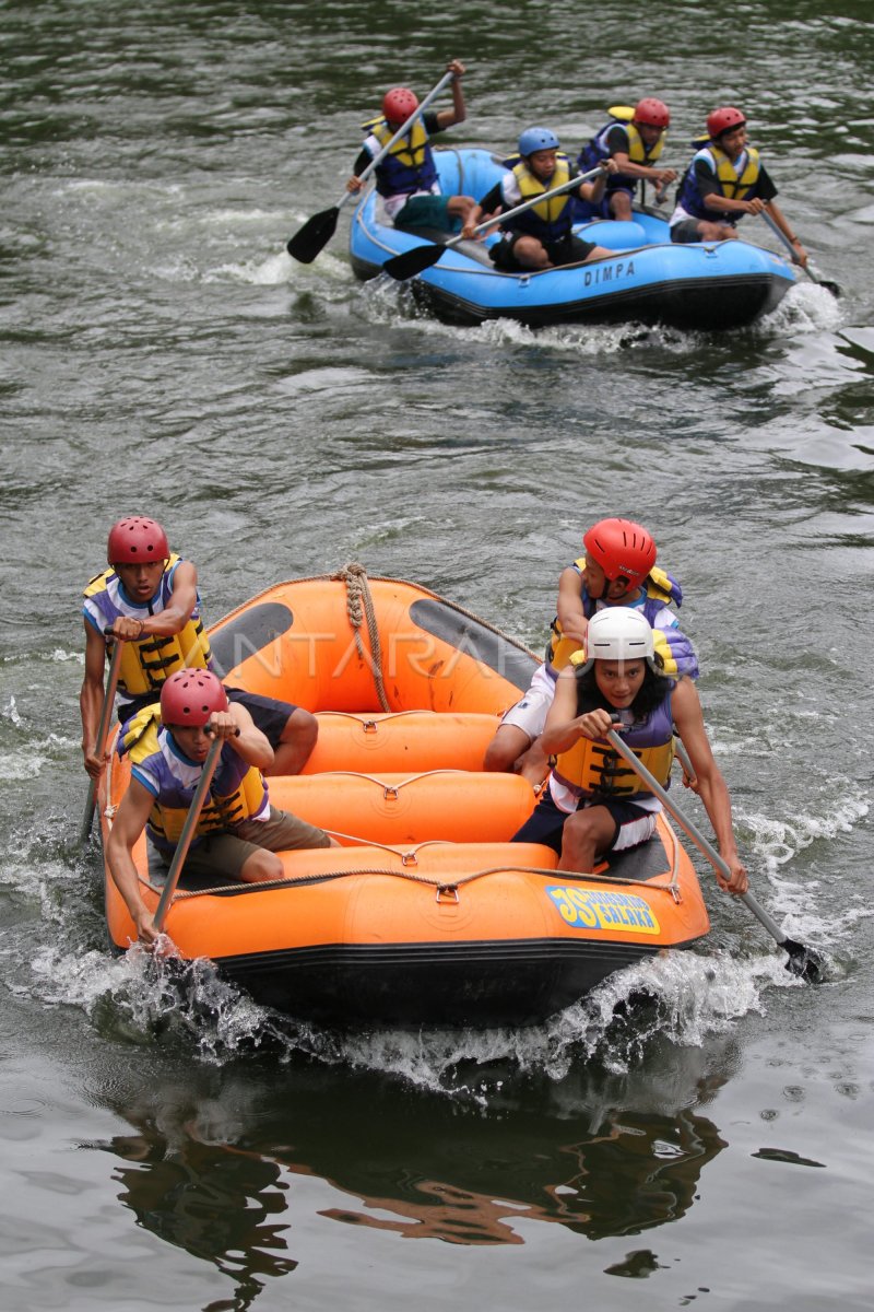 LOMBA PERAHU KARET | ANTARA Foto