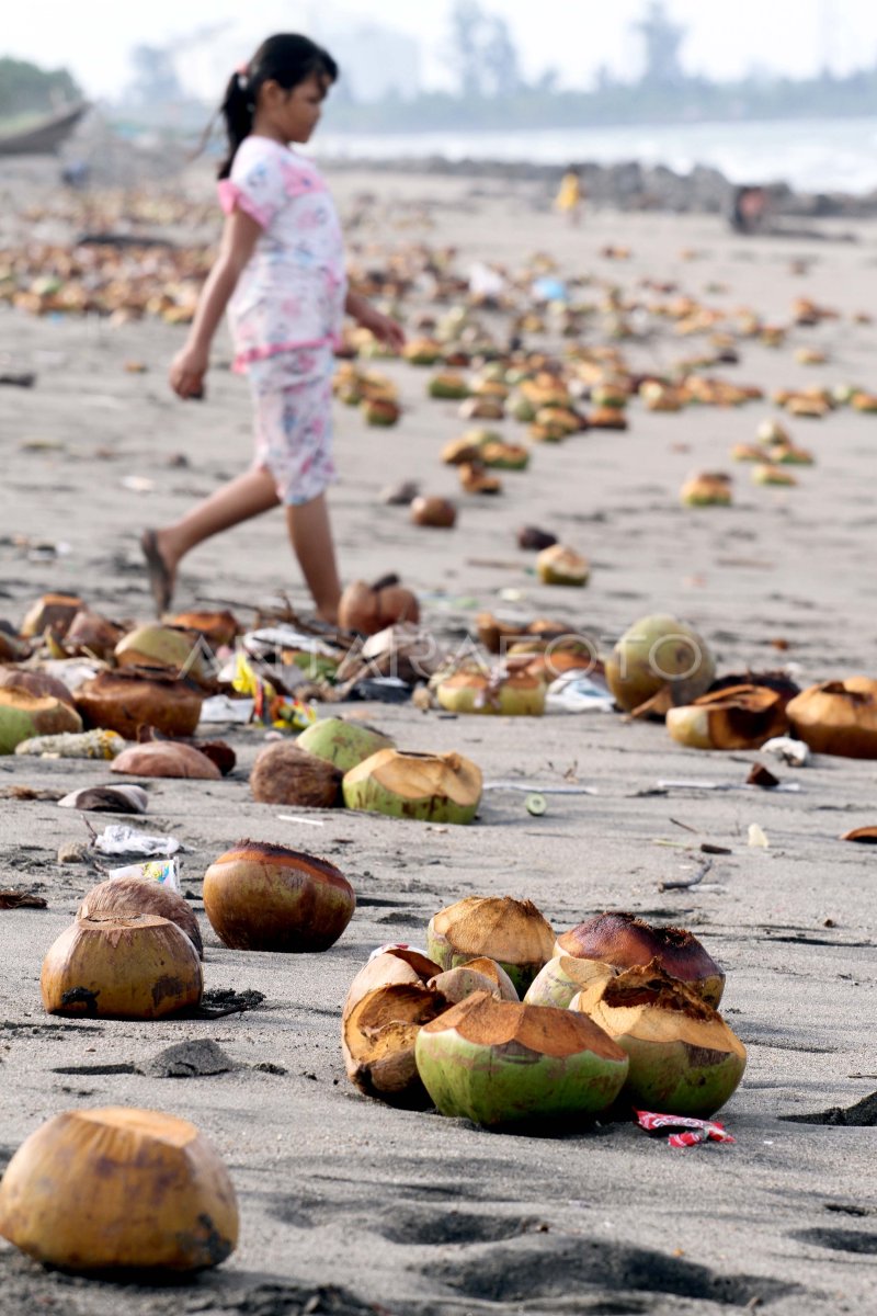 SAMPAH WISATA PANTAI | ANTARA Foto