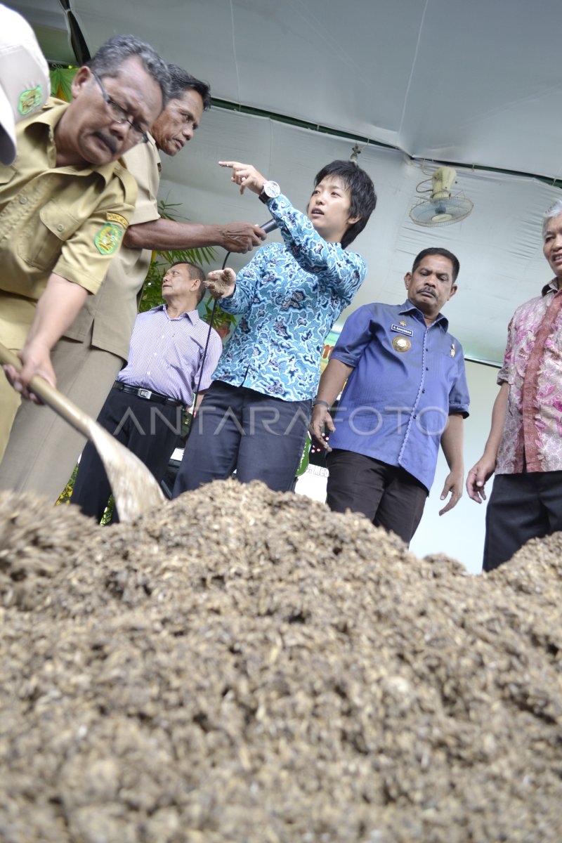 PEMBUATAN KOMPOS TAKAKURA | ANTARA Foto