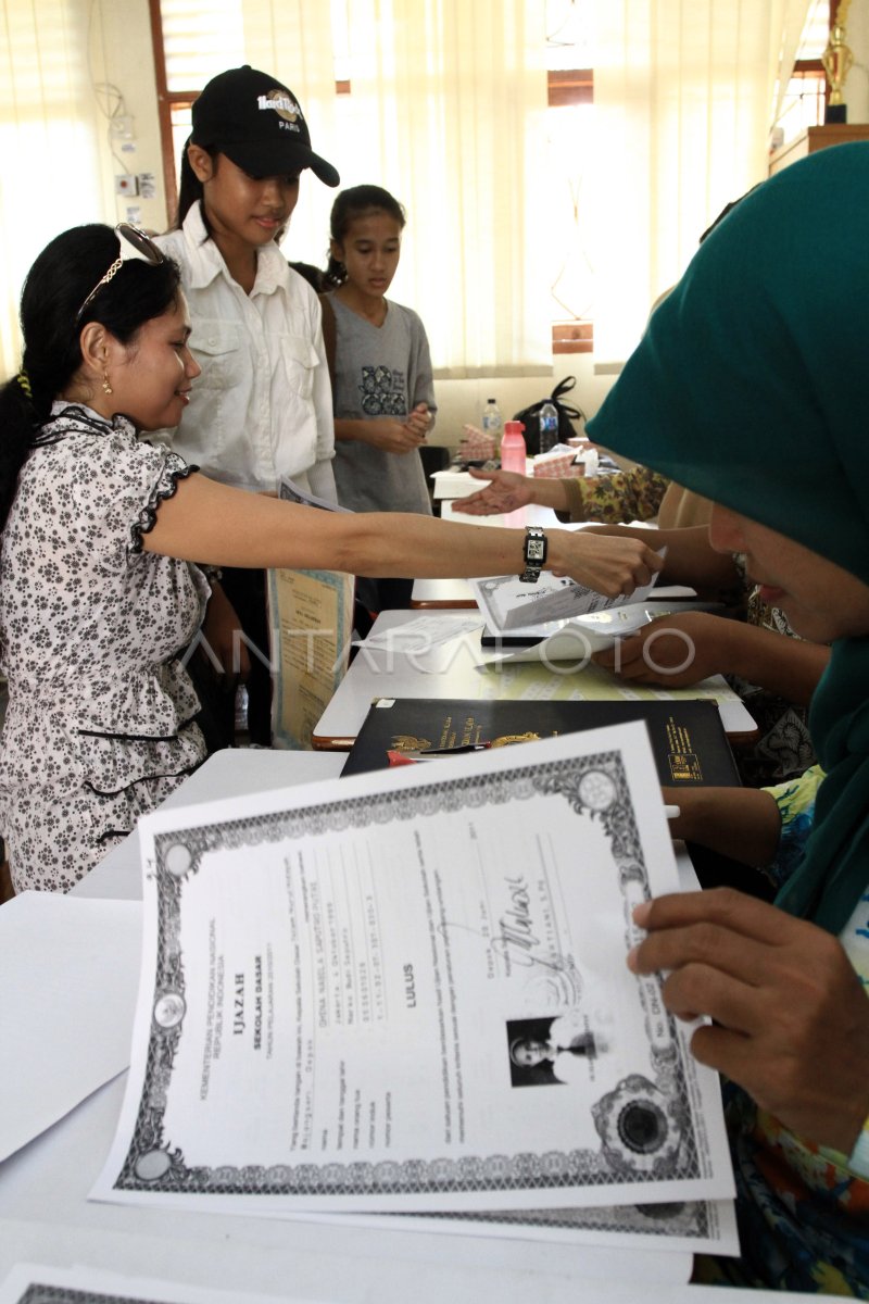 PENDAFTARAN SEKOLAH MENENGAH PERTAMA | ANTARA Foto