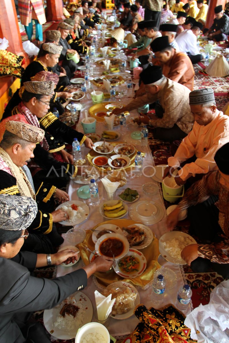 MAKAN BAJAMBA | ANTARA Foto