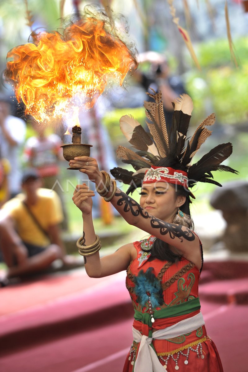 KESENIAN SUKU DAYAK | ANTARA Foto