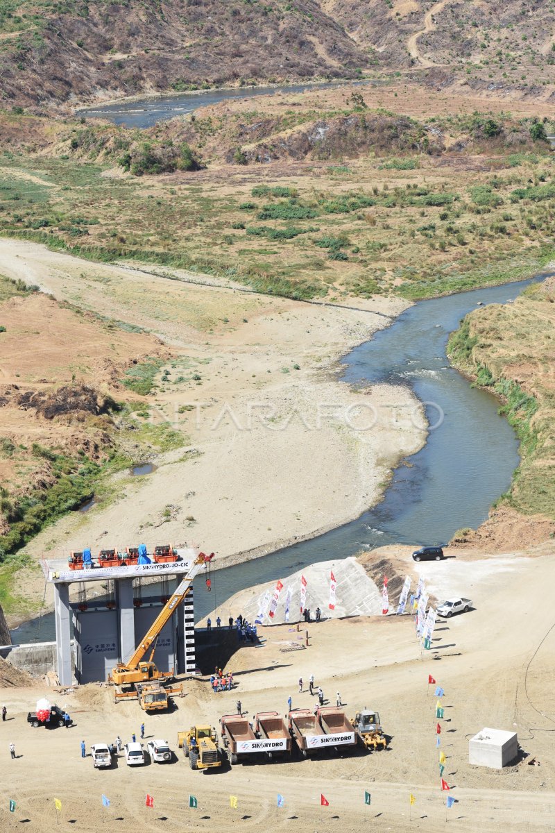 PENUTUPAN TEROWONGAN PENGELAK WADUK JATIGEDE | ANTARA Foto