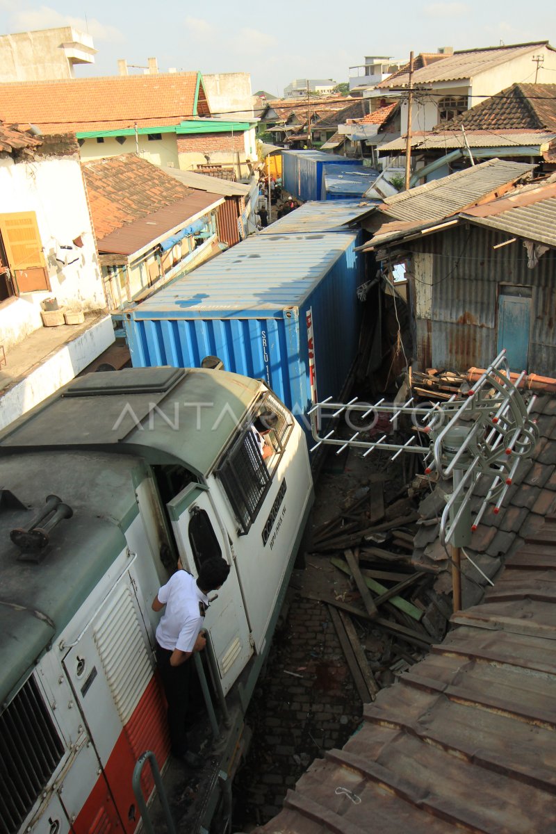 EVAKUASI KERETA API KONTAINER ANJLOK | ANTARA Foto