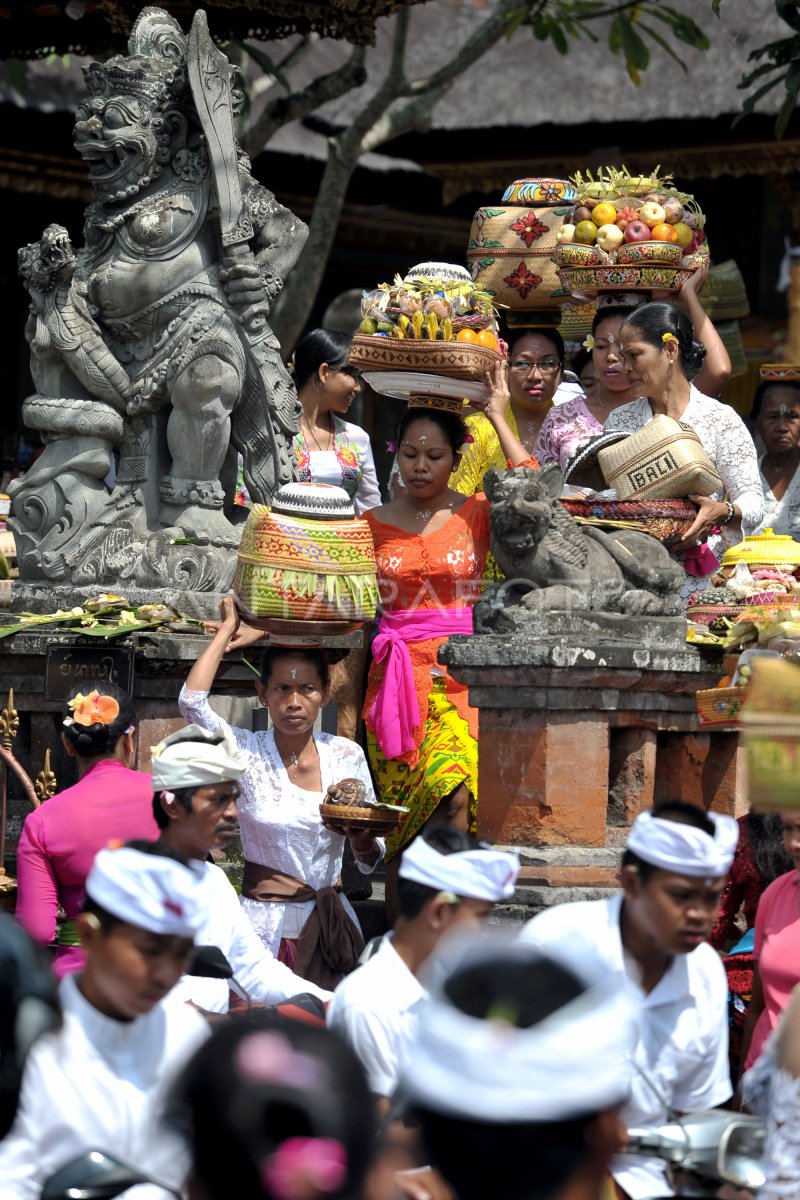 Hari Galungan Di Bali Antara Foto