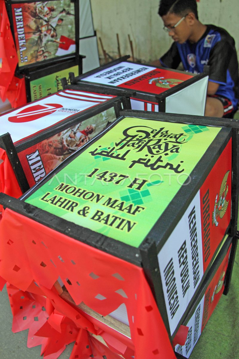 KERAJINAN LAMPION LEBARAN | ANTARA Foto