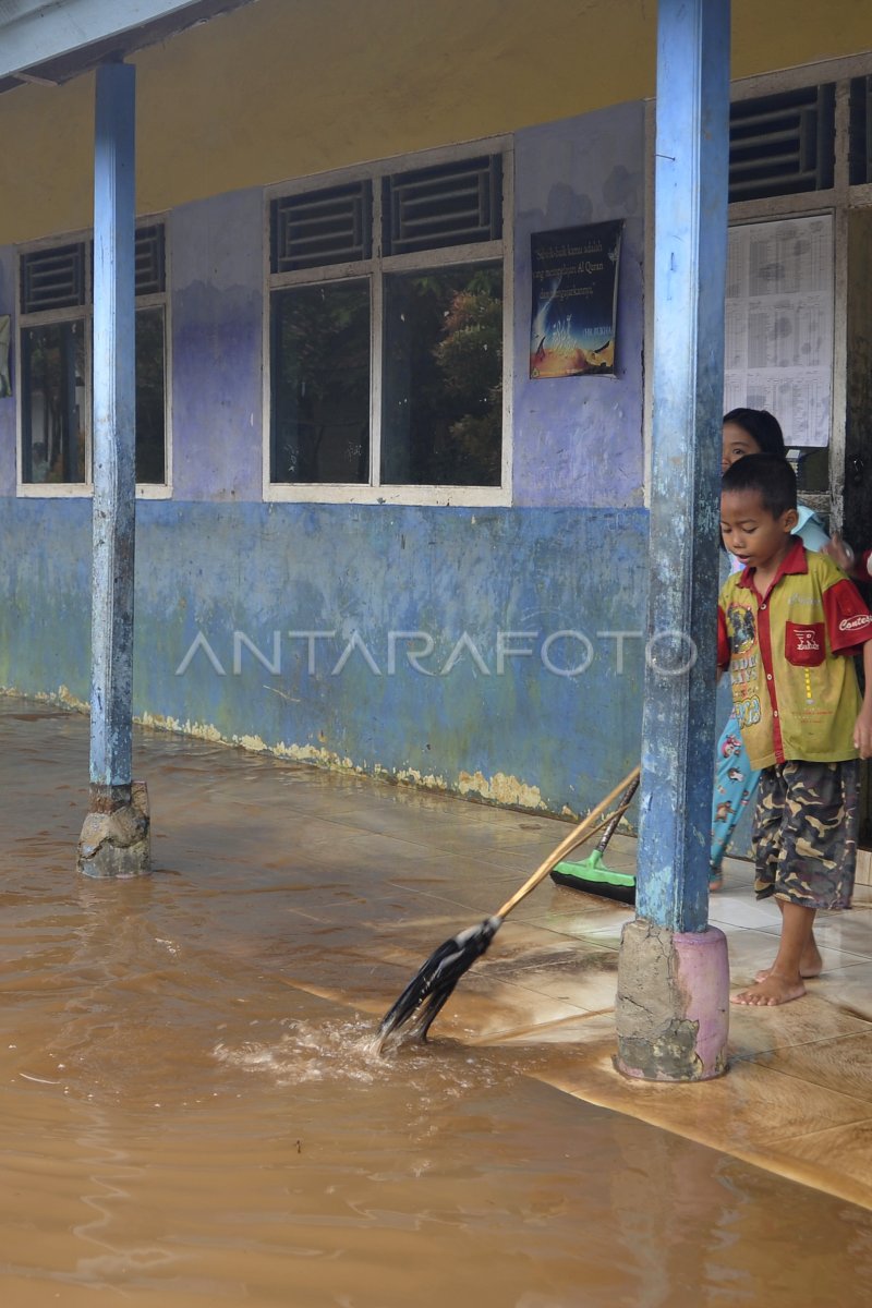 BANJIR LUAPAN SUNGAI | ANTARA Foto