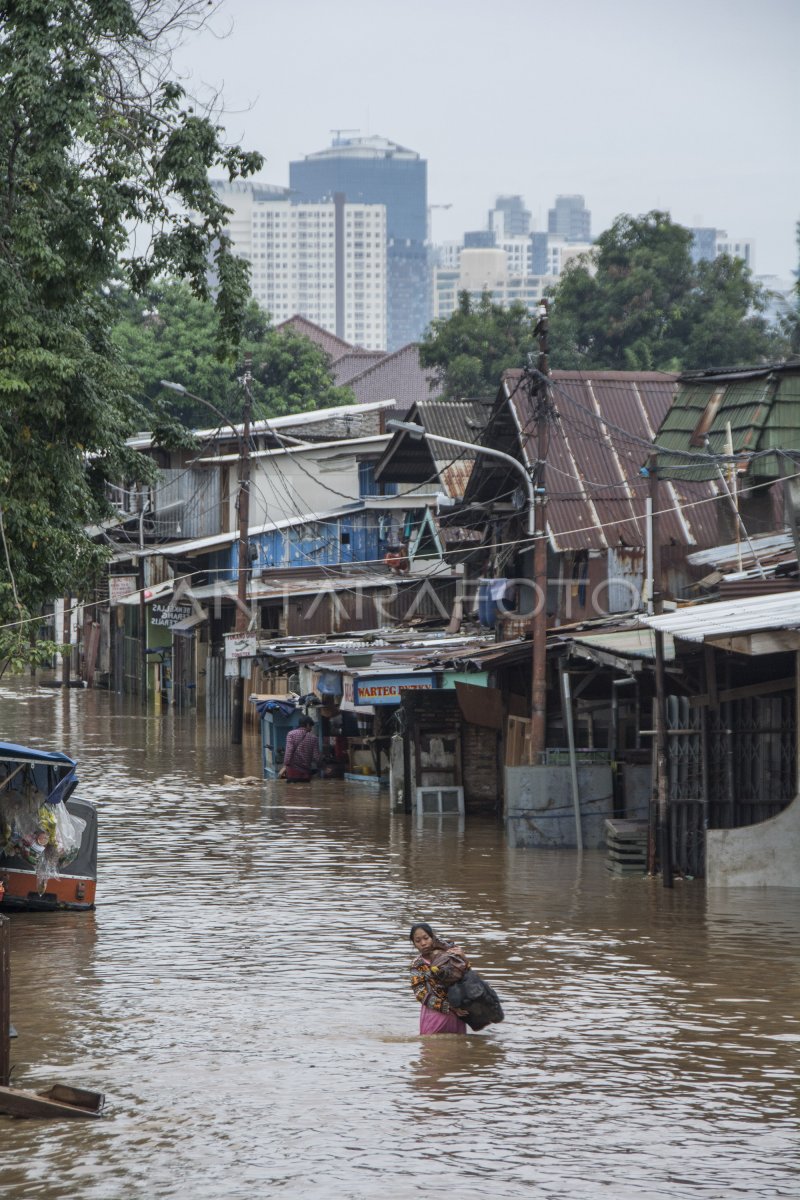 LUAPAN SUNGAI CILIWUNG | ANTARA Foto