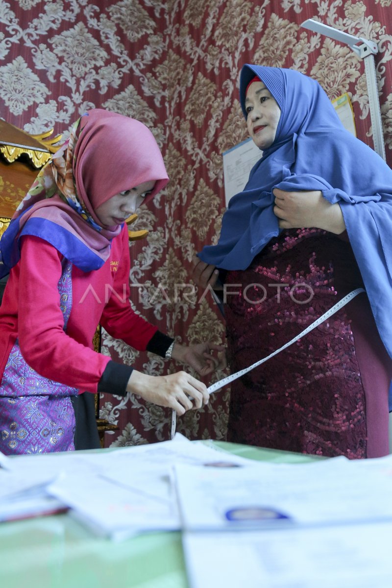 PEMERIKSAAN KESEHATAN CALON JAMAAH HAJI | ANTARA Foto