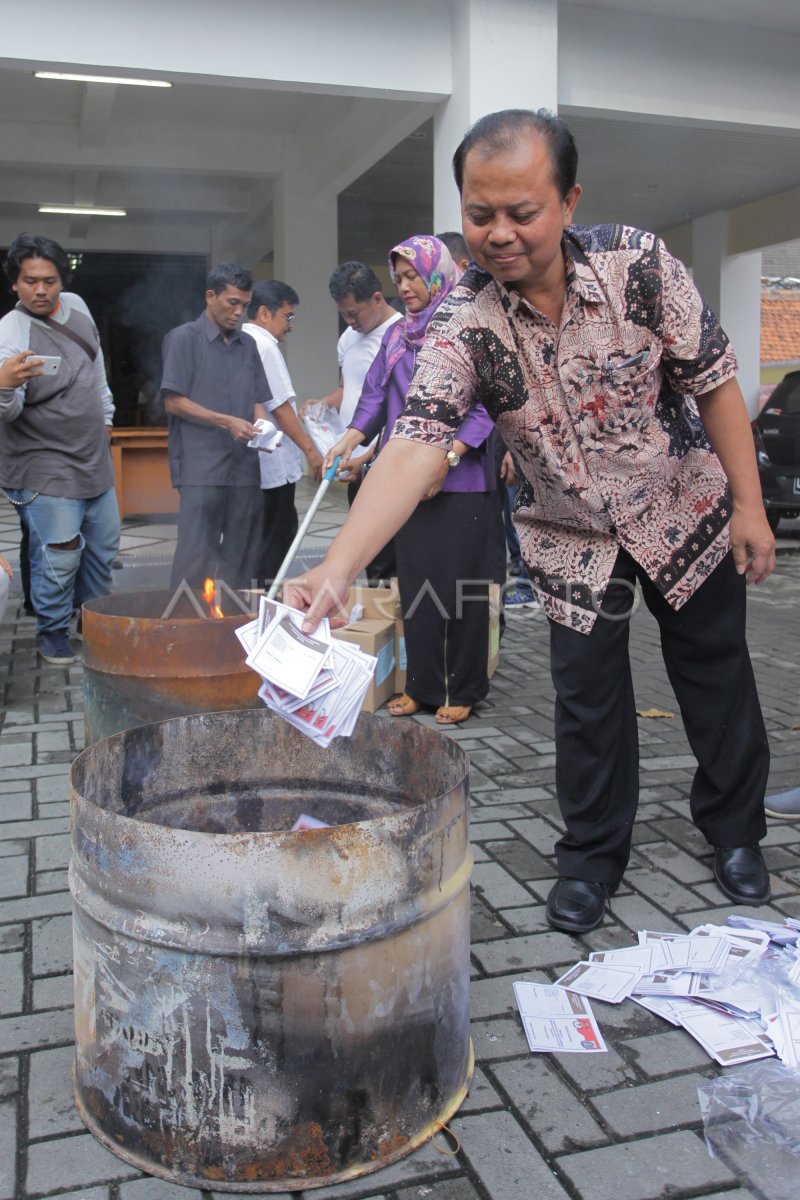 PEMUSNAHAN SURAT SUARA RUSAK | ANTARA Foto