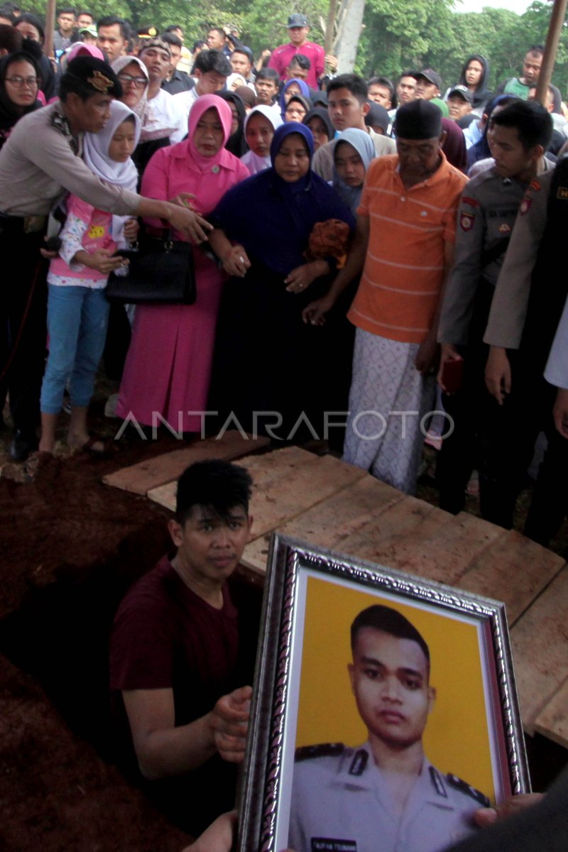 PEMAKAMAN KORBAN BOM KAMPUNG MELAYU | ANTARA Foto