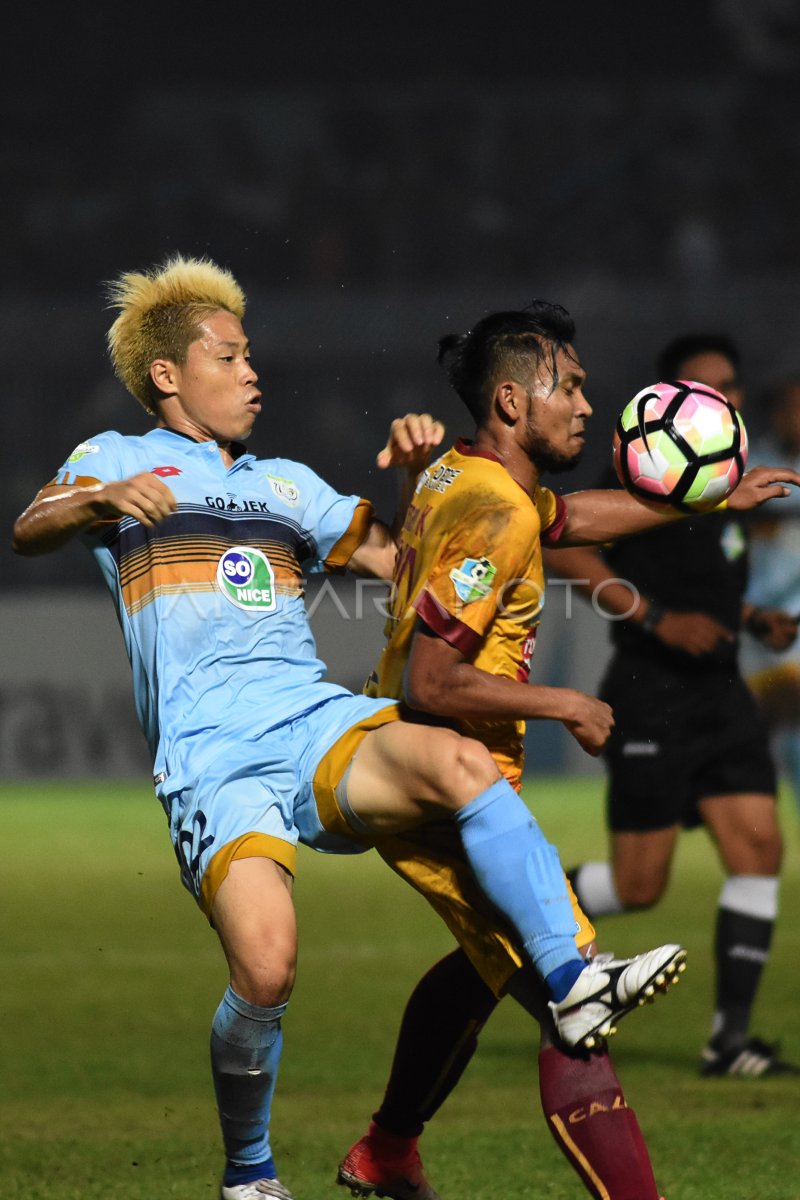 PERSELA LAMONGAN LAWAN SRIWIJAYA FC ANTARA Foto