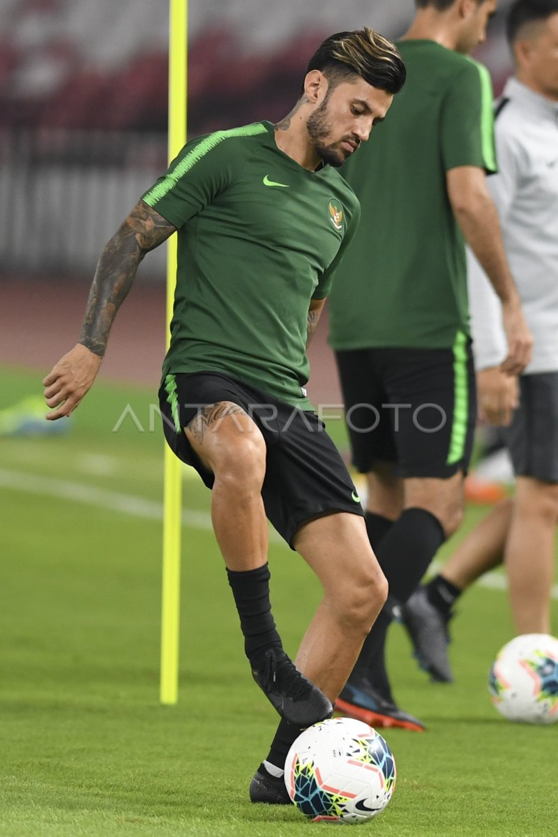 Latihan Resmi Timnas Indonesia Antara Foto