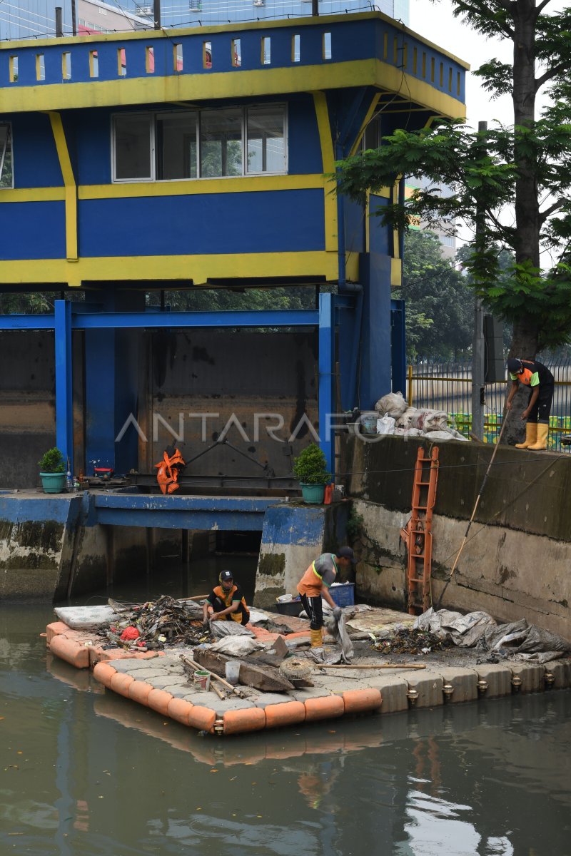 EMPAT PINTU AIR JAKARTA BERSTATUS SIAGA | ANTARA Foto