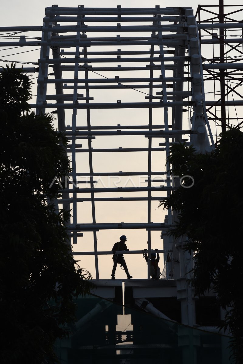 LRT JABODEBEK DITARGETKAN BEROPERASI JUNI 2021 | ANTARA Foto