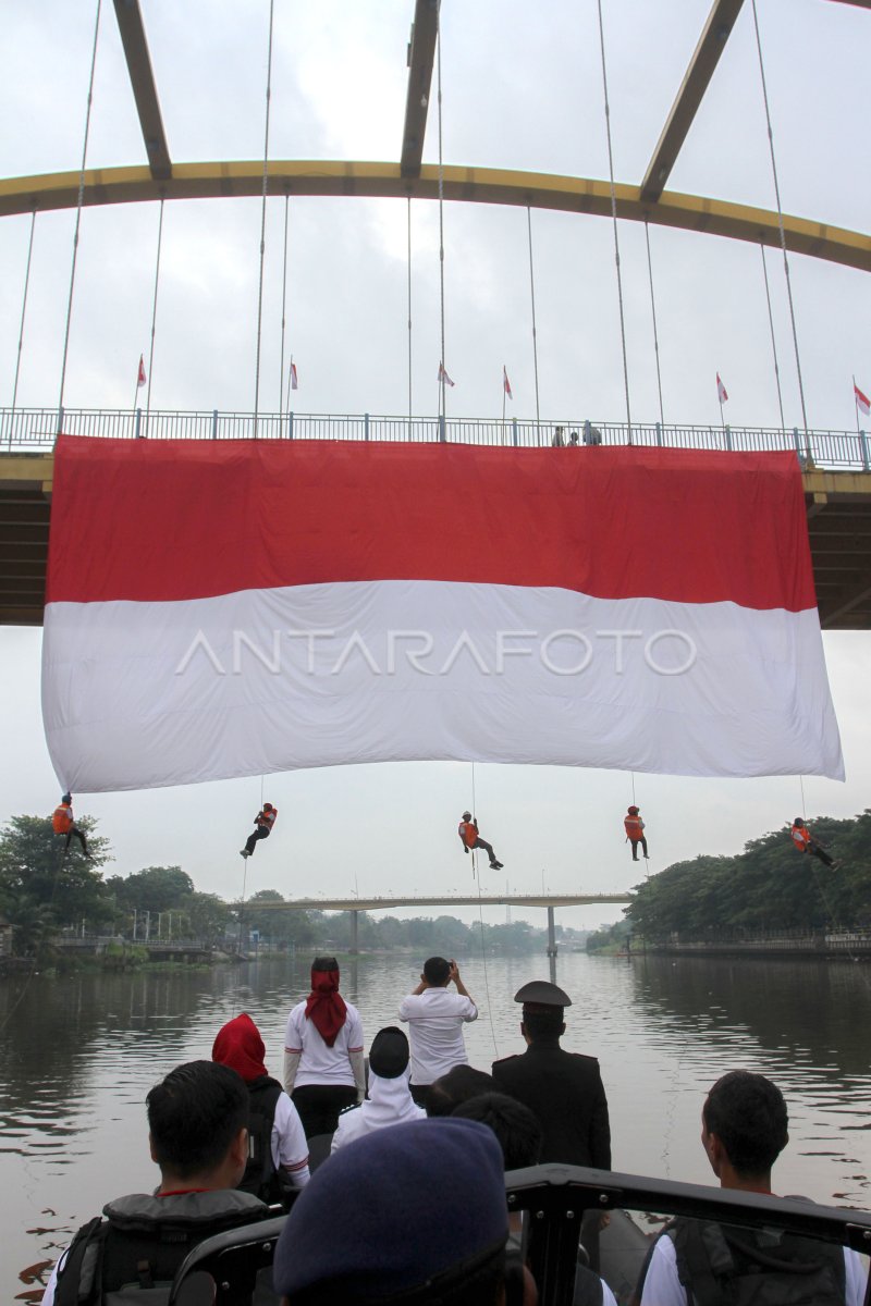 PENGIBARAN BENDERA MERAH PUTIH DI JEMBATAN SIAK III | ANTARA Foto