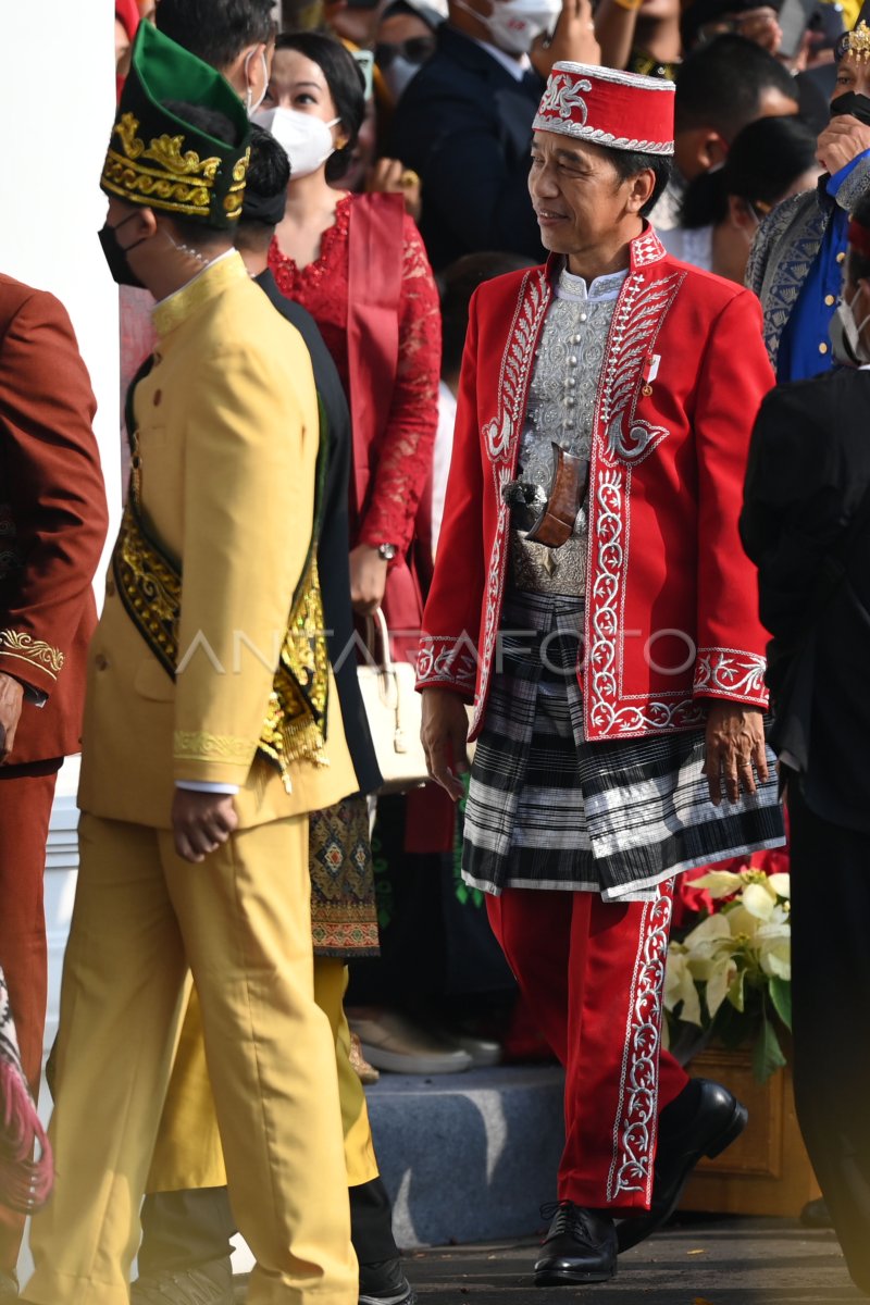 Presiden Joko Widodo Kenakan Baju Adat Dolomani Antara Foto