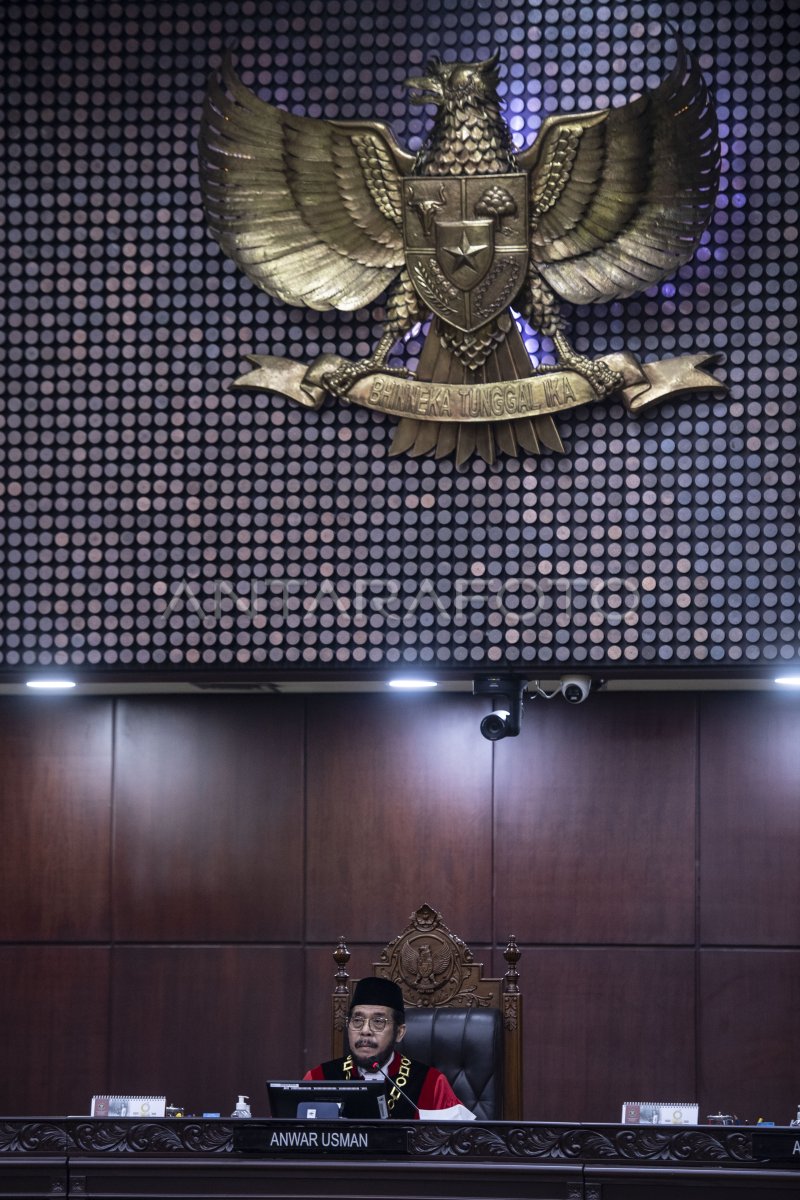 Sidang pleno khusus Mahkamah Konstitusi