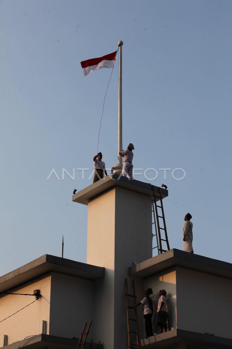 Drama Kolosal Perobekan Bendera Belanda Antara Foto 7734