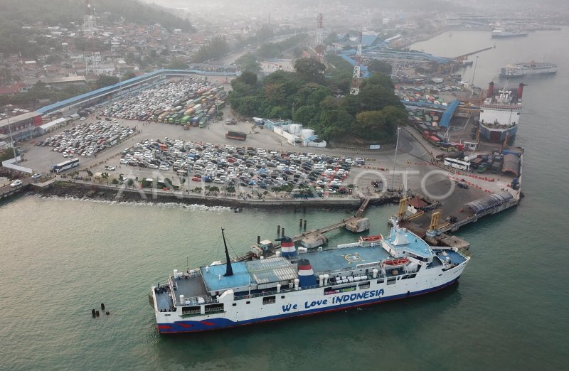 PUNCAK ARUS MUDIK PELABUHAN MERAK | ANTARA Foto