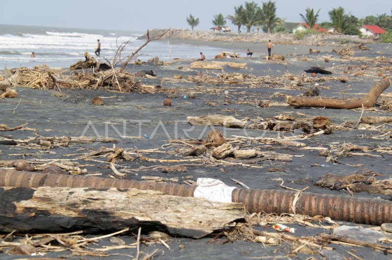 PANTAI TERCEMAR SAMPAH BANJIR | ANTARA Foto