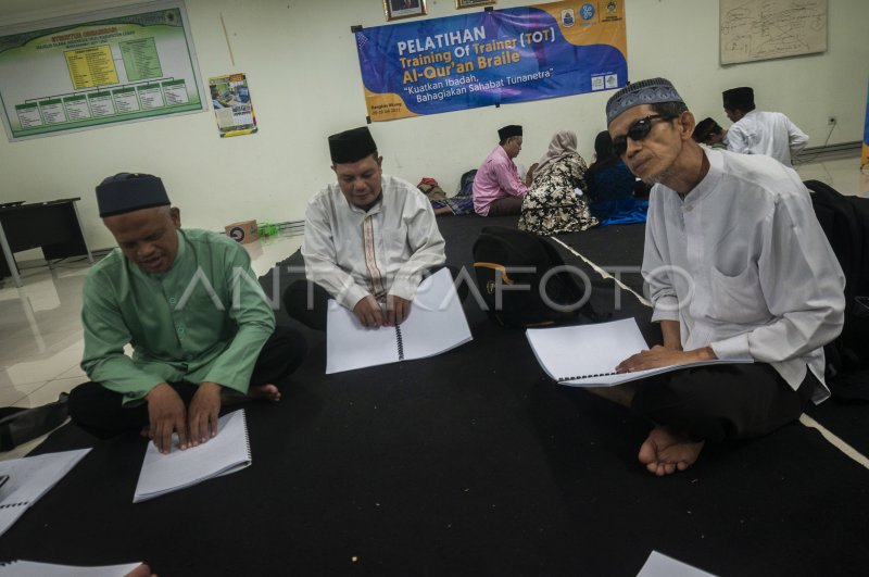 BELAJAR MENGAJI AL QURAN BRAILLE | ANTARA Foto