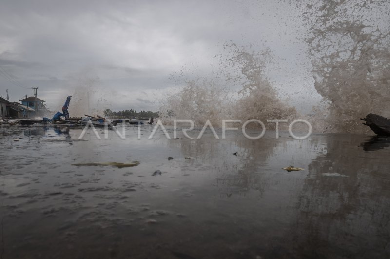 Dampak Gelombang Tinggi Perairan Selat Sunda Antara Foto 