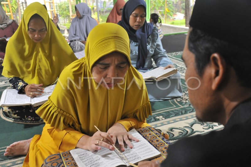 Belajar Membaca Al Quran Untuk Warga Lanjut Usia Antara Foto